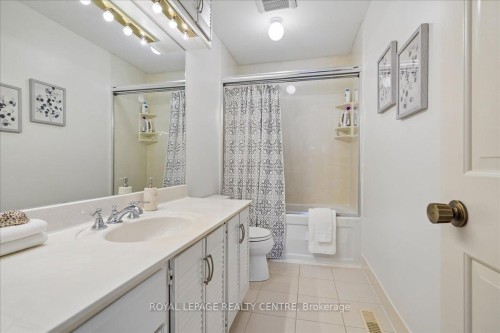 3459 Pitch Pine Crescent, Mississauga, ON - Indoor Photo Showing Bathroom
