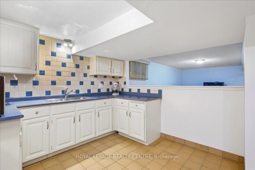 3459 Pitch Pine Crescent, Mississauga, ON - Indoor Photo Showing Kitchen With Double Sink