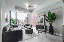 605-47 Mutual Street, Toronto, ON  - Indoor Photo Showing Living Room 