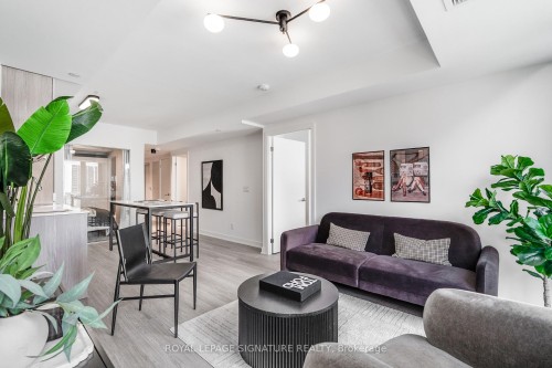 605-47 Mutual Street, Toronto, ON - Indoor Photo Showing Living Room