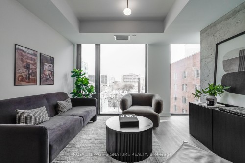 605-47 Mutual Street, Toronto, ON - Indoor Photo Showing Living Room