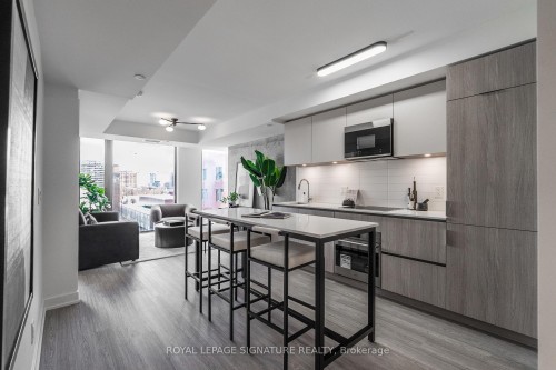 605-47 Mutual Street, Toronto, ON - Indoor Photo Showing Kitchen With Upgraded Kitchen