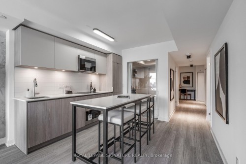 605-47 Mutual Street, Toronto, ON - Indoor Photo Showing Kitchen With Upgraded Kitchen