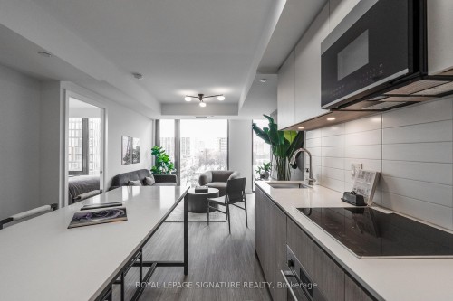 605-47 Mutual Street, Toronto, ON - Indoor Photo Showing Kitchen