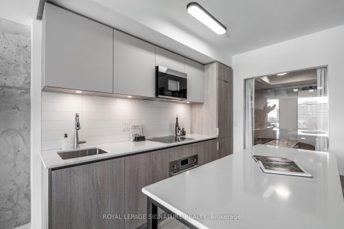 605-47 Mutual Street, Toronto, ON - Indoor Photo Showing Kitchen With Upgraded Kitchen