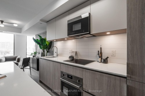605-47 Mutual Street, Toronto, ON - Indoor Photo Showing Kitchen With Upgraded Kitchen