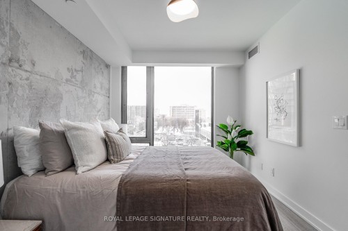 605-47 Mutual Street, Toronto, ON - Indoor Photo Showing Bedroom
