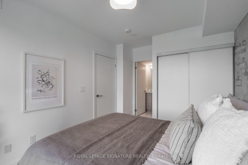 605-47 Mutual Street, Toronto, ON - Indoor Photo Showing Bedroom