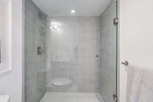 605-47 Mutual Street, Toronto, ON - Indoor Photo Showing Bathroom