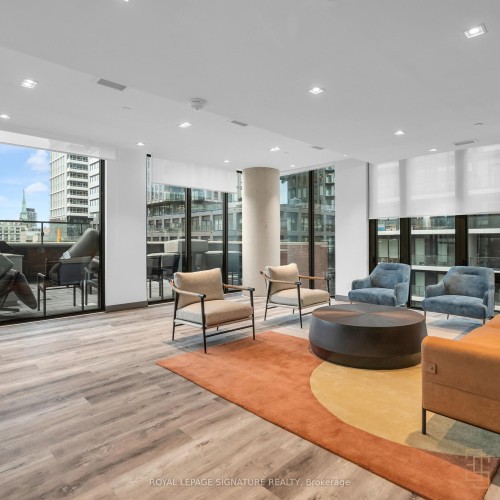 605-47 Mutual Street, Toronto, ON - Indoor Photo Showing Living Room