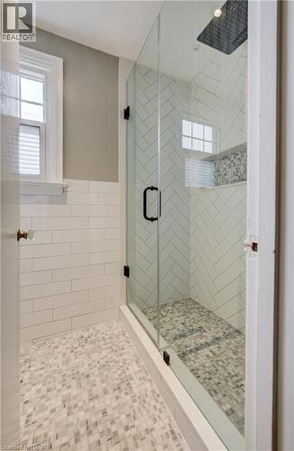Primary bedroom ensuite - 27 Lowrey Avenue S, Cambridge, ON - Indoor Photo Showing Bathroom