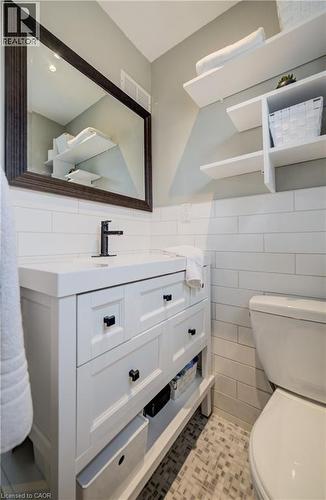 27 Lowrey Avenue S, Cambridge, ON - Indoor Photo Showing Bathroom