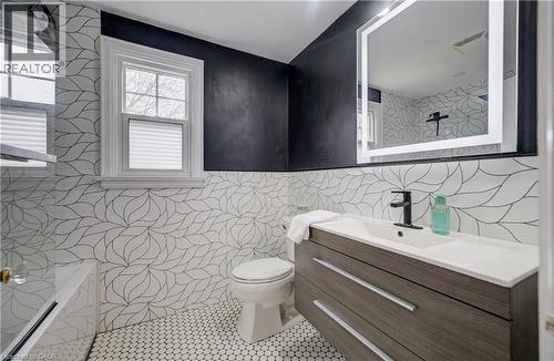 27 Lowrey Avenue S, Cambridge, ON - Indoor Photo Showing Bathroom