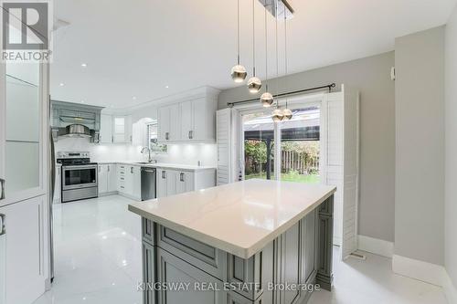 1136 Springwater Crescent, Mississauga, ON - Indoor Photo Showing Kitchen With Upgraded Kitchen