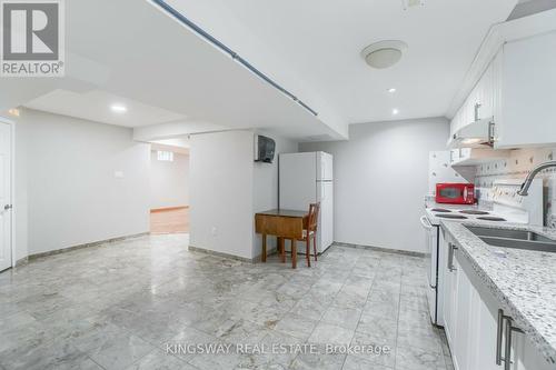 1136 Springwater Crescent, Mississauga, ON - Indoor Photo Showing Kitchen With Double Sink