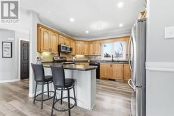 Kitchen with breakfast bar - 