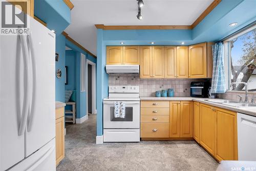 258 Assiniboine Drive, Saskatoon, SK - Indoor Photo Showing Kitchen With Double Sink