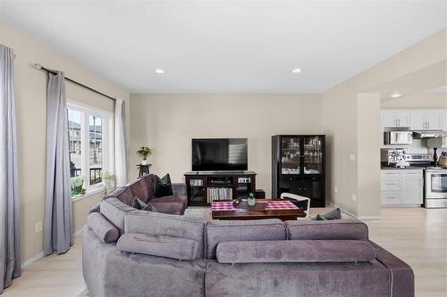 83 Brookfield Crescent, Winnipeg, MB - Indoor Photo Showing Living Room