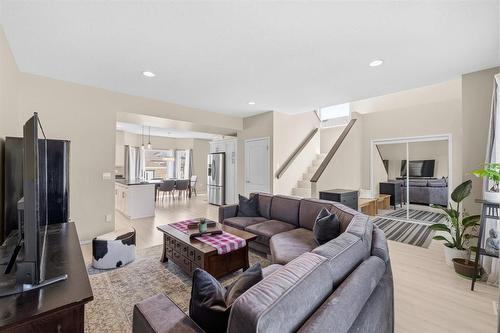 83 Brookfield Crescent, Winnipeg, MB - Indoor Photo Showing Living Room