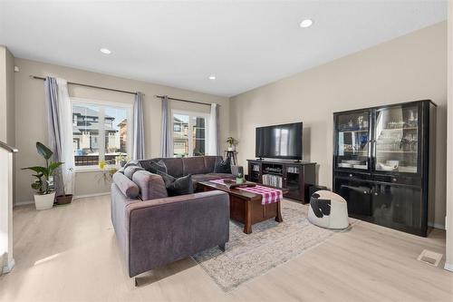 83 Brookfield Crescent, Winnipeg, MB - Indoor Photo Showing Living Room