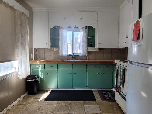 667 Countess Avenue E, Portage La Prairie, MB - Indoor Photo Showing Kitchen With Double Sink