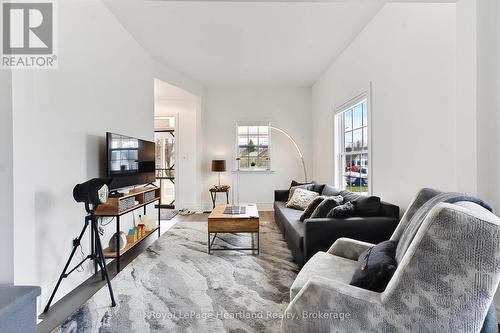 100 Arthur Street, Goderich (Goderich (Town)), ON - Indoor Photo Showing Living Room