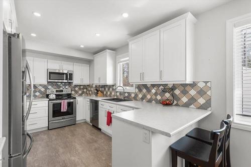 590 Oxford Street, Winnipeg, MB - Indoor Photo Showing Kitchen With Double Sink With Upgraded Kitchen