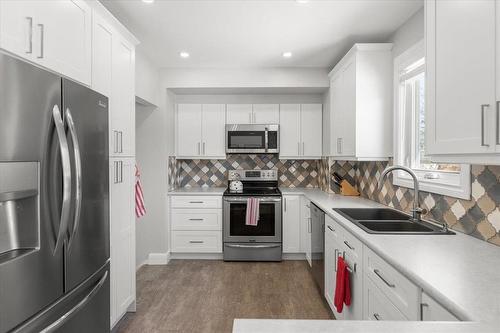 590 Oxford Street, Winnipeg, MB - Indoor Photo Showing Kitchen With Double Sink With Upgraded Kitchen
