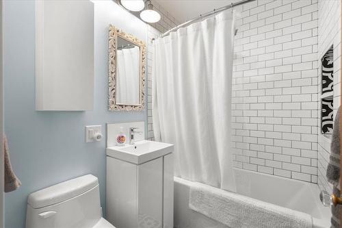 590 Oxford Street, Winnipeg, MB - Indoor Photo Showing Bathroom