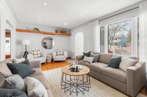 590 Oxford Street, Winnipeg, MB - Indoor Photo Showing Living Room