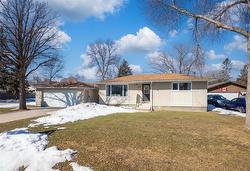 824 Oakdale Drive  Winnipeg, MB R3R 1A3