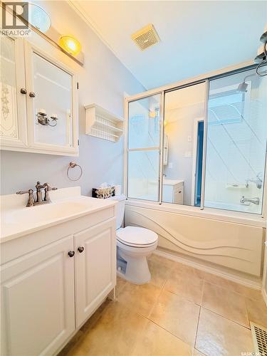 33 Willowview Street, Regina, SK - Indoor Photo Showing Bathroom