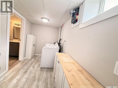 33 Willowview Street, Regina, SK - Indoor Photo Showing Laundry Room