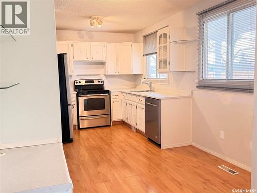 33 Willowview Street, Regina, SK - Indoor Photo Showing Kitchen