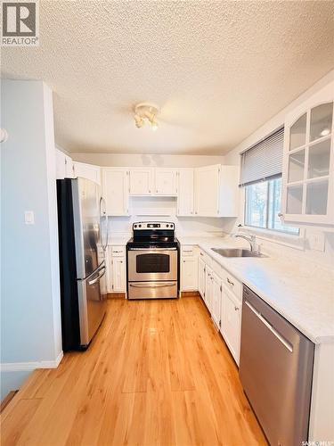 33 Willowview Street, Regina, SK - Indoor Photo Showing Kitchen