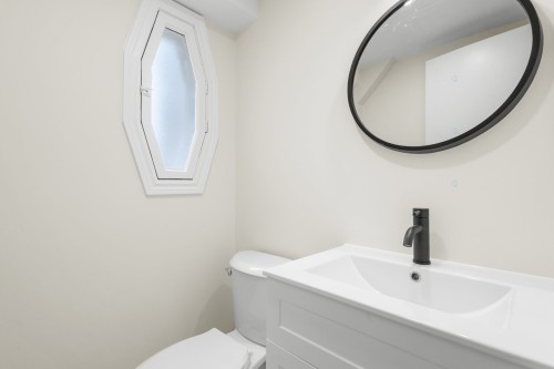 Powder room - 266 Av. Glengarry, Mont-Royal, QC - Indoor Photo Showing Bathroom