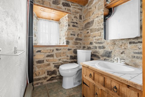 Salle d'eau - 8 Rue Des Sarcelles, Beaupré, QC - Indoor Photo Showing Bathroom
