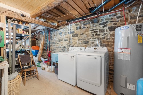 Salle de lavage - 8 Rue Des Sarcelles, Beaupré, QC - Indoor Photo Showing Laundry Room