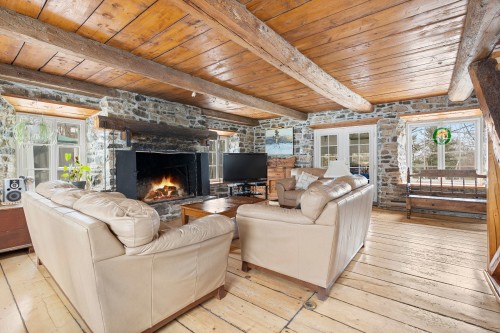 Salon - 8 Rue Des Sarcelles, Beaupré, QC - Indoor Photo Showing Living Room With Fireplace
