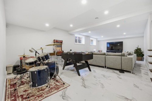 Salle de jeux - 106 Av. St-Andrew, Beaconsfield, QC - Indoor