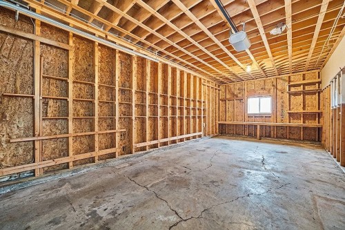 Garage - 9 Av. Woodlawn, Bristol, QC - Indoor Photo Showing Other Room