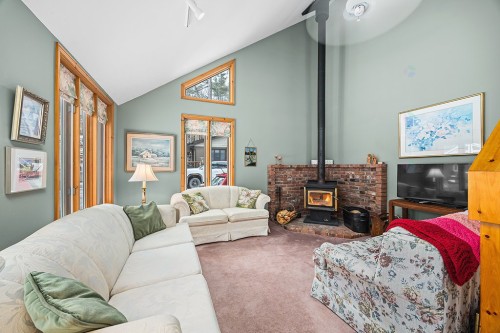 Salon - 9 Av. Woodlawn, Bristol, QC - Indoor Photo Showing Living Room With Fireplace