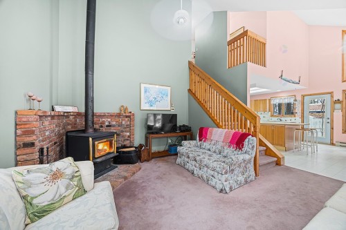 Salon - 9 Av. Woodlawn, Bristol, QC - Indoor Photo Showing Living Room With Fireplace