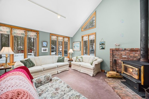 Salon - 9 Av. Woodlawn, Bristol, QC - Indoor Photo Showing Living Room With Fireplace