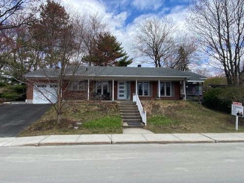 809 Boul. des Mille-Îles O.  Sainte-Thérèse, QC J7E 4G1