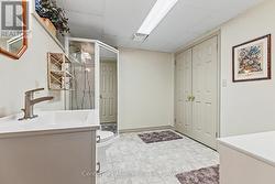 Large 2nd bath - 