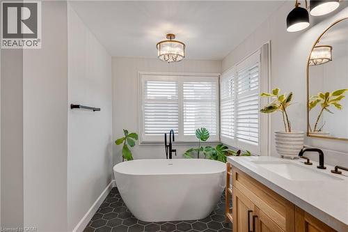 2051 Deer Run Avenue, Burlington, ON - Indoor Photo Showing Bathroom