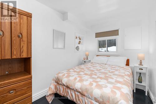 1449 Champlain Road, Tiny, ON - Indoor Photo Showing Bedroom