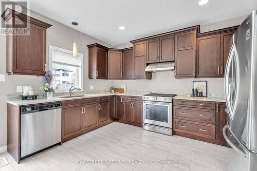 566 Bradwell Chase, London North, ON - Indoor Photo Showing Kitchen With Stainless Steel Kitchen