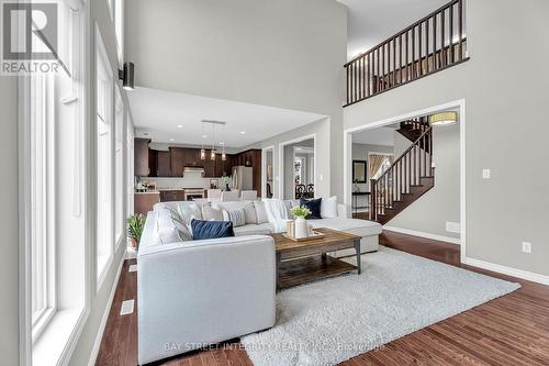 566 Bradwell Chase, London North, ON - Indoor Photo Showing Living Room